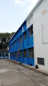 Parede pintada de azul