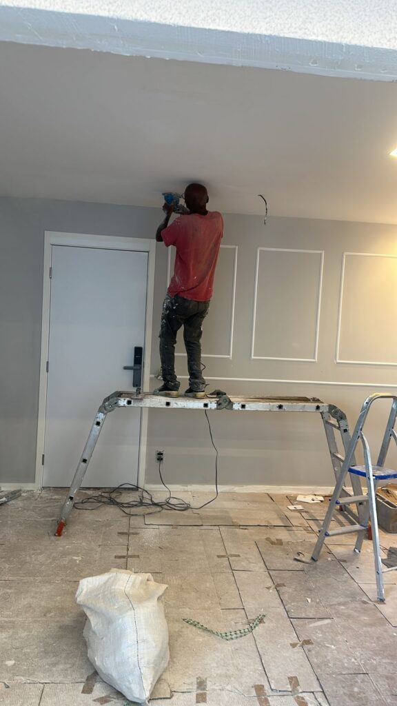 Homem pintando parede