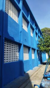 Parede grande pintada de azul