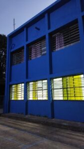 Parede pintada de azul